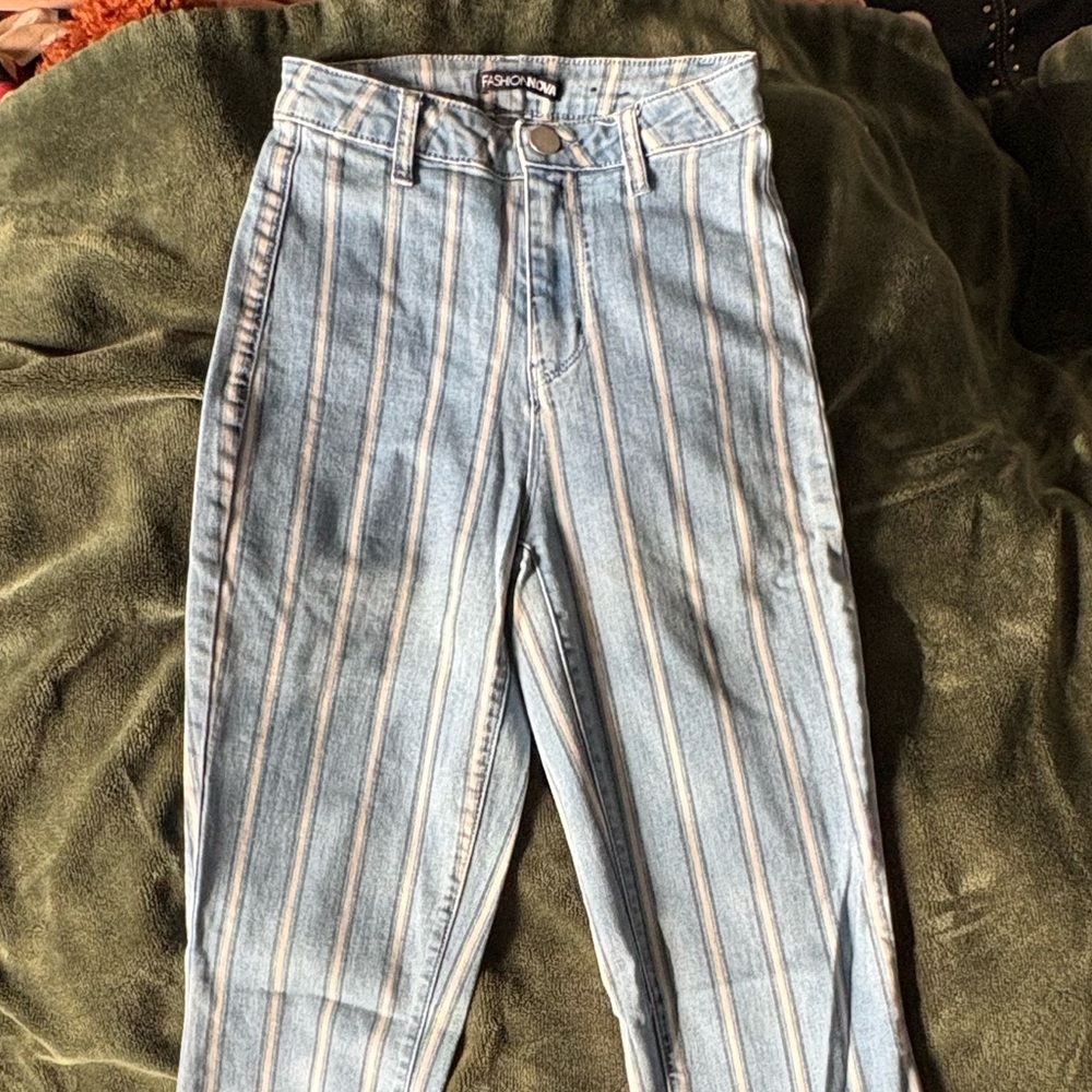 Striped High-Waisted Flare Jeans - Picture 3 of 4